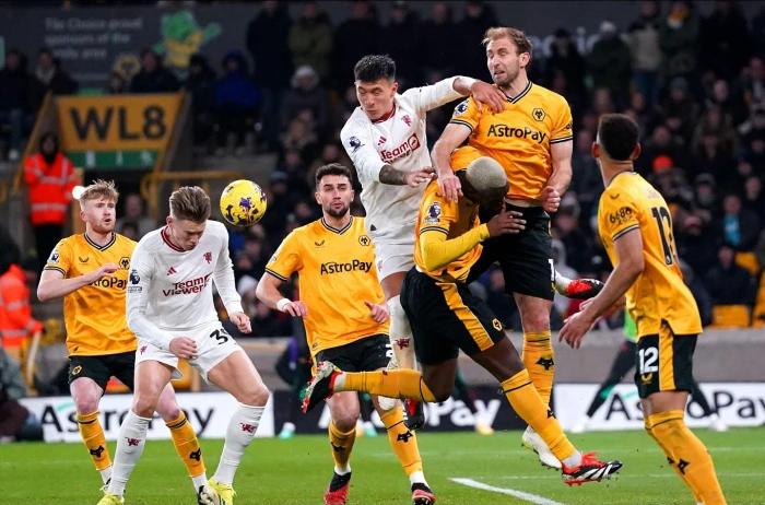 Man Utd get the points in seven-goal Premier League thriller at Wolves