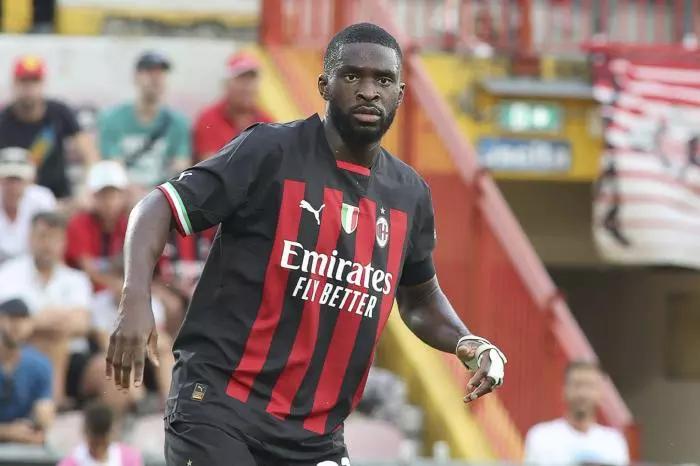 England international Fikayo Tomori puts pen to paper on a new AC Milan contract