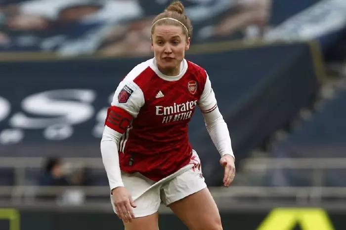 Kim Little in action for Arsenal in 2021