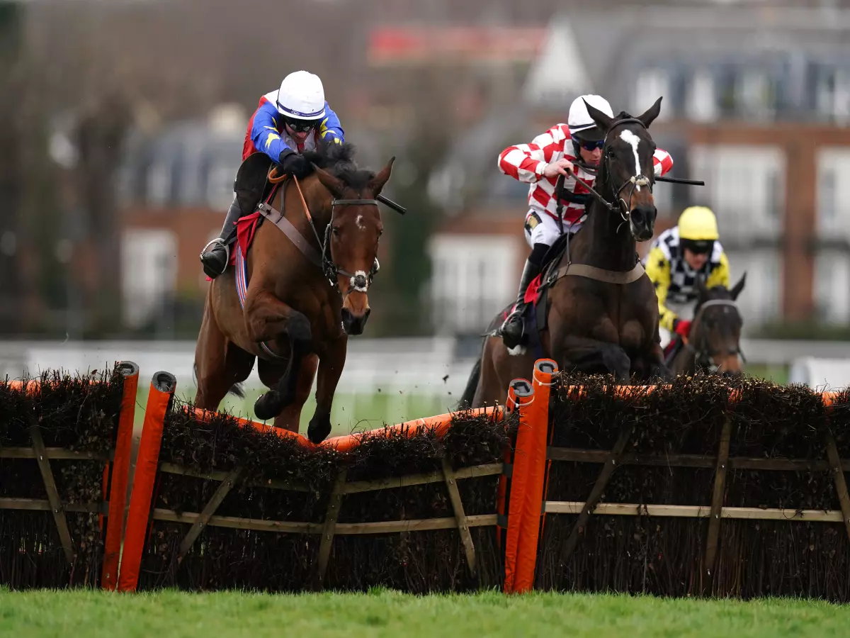 Love Envoi stays unbeaten with Sandown victory