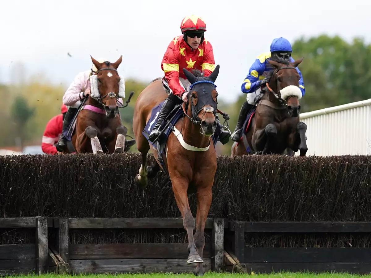 Minella Drama (centre) in action at Uttoxeter