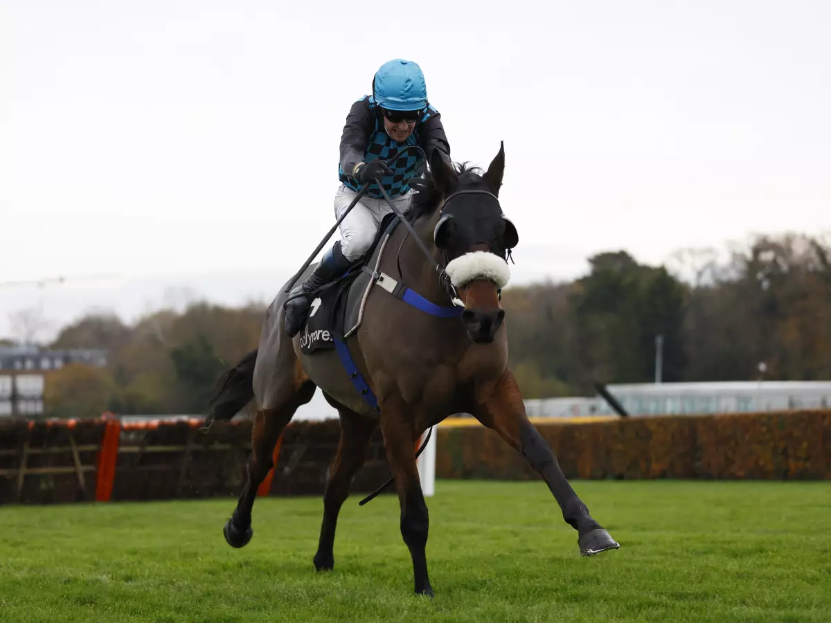 Stan Sheppard riding Lossiemouth to victory at Sandown