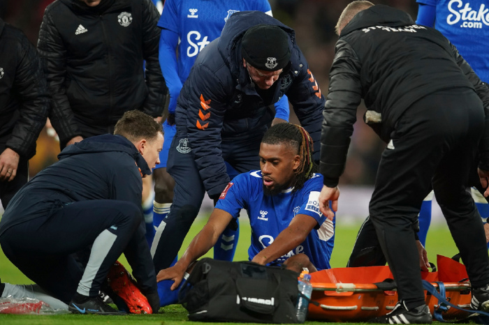 Alex Iwobi injury for Everton vs Man U Jan 2023