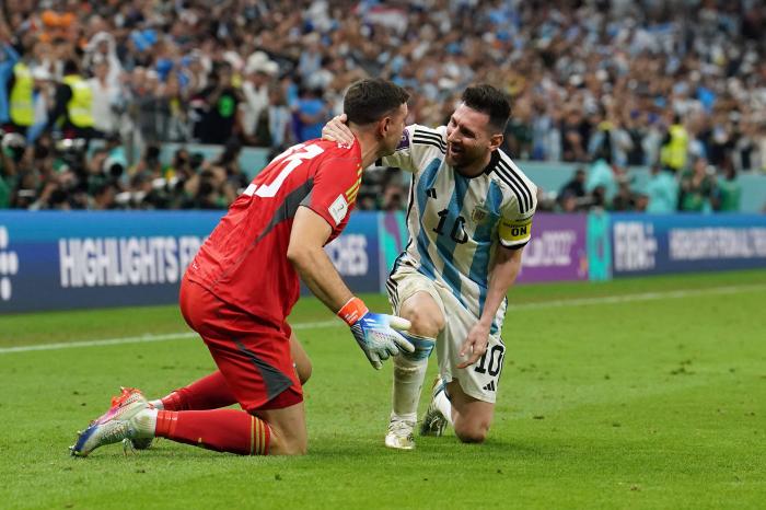 Argentina's Lionel Messi celebrates his sides victory in the penalty shoot out with goalkeeper Emiliano Martinez
