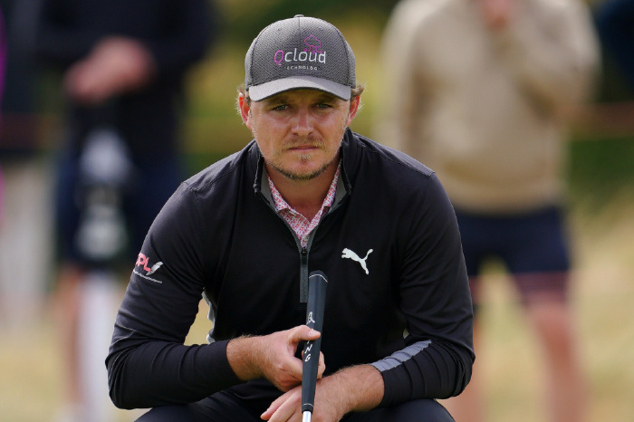 Eddie Pepperell lines up a putt - July 2022