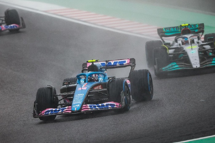 Esteban Ocon and Lewis Hamilton at Suzuka