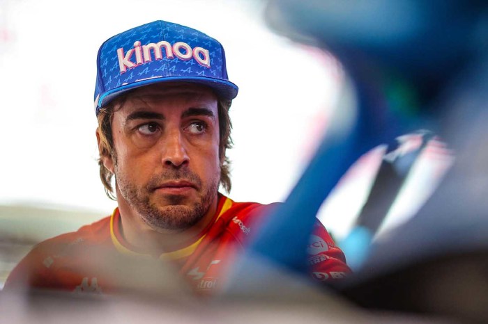 Fernando Alonso in the Alpine garage. Spain May 2022.