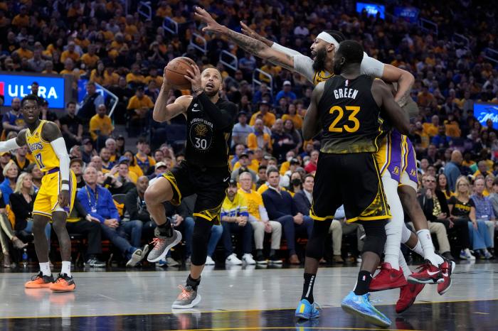 Golden State Warriors' Steph Curry drives to the basket against LA Lakers' Anthony Davis