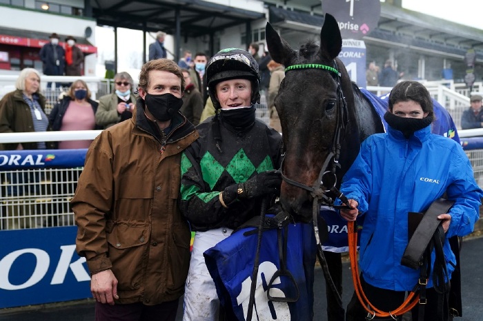 Iwilldoit with Sam Thomas (far left) and Stan Sheppard (jockey) after winning the Welsh National