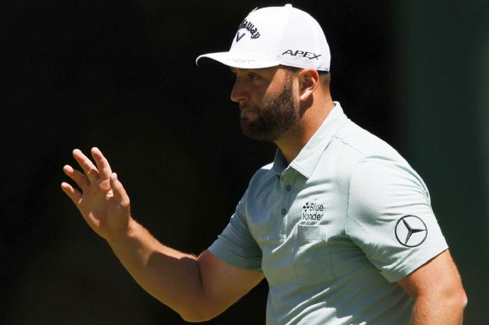 The Spanish star thrashed a first round 64 to join a six-way tie at the top of the leaderboard in Vallarta.