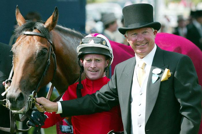 Manchester United manager Sir Alex Ferguson (R) stands with his horse Rock of Gibraltar and jockey Mick Kinane after winning