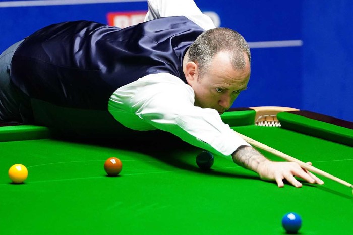 Mark Williams at the table at snooker World Championships