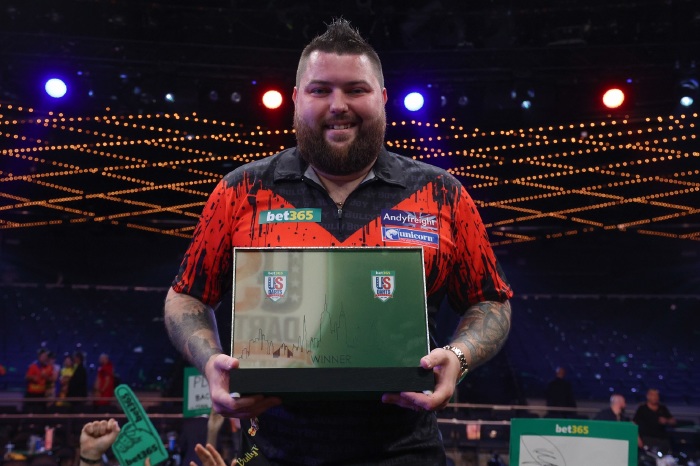 Michael Smith with the US Darts Masters trophy