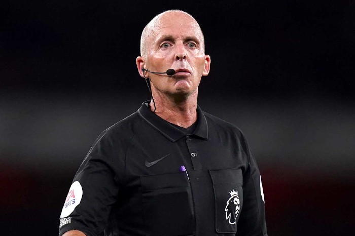 Mike Dean - inadvertent Liverpool assist?