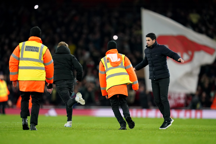 Mikel Arteta chases off a pitch invader during Arsenal vs West Ham, Dec15