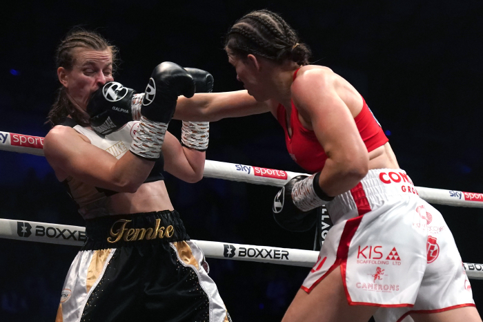 Savannah Marshall (r) produces Femke Hermans knockout win