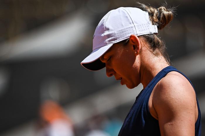 Simona Halep suffers panic attack at Roland Garros