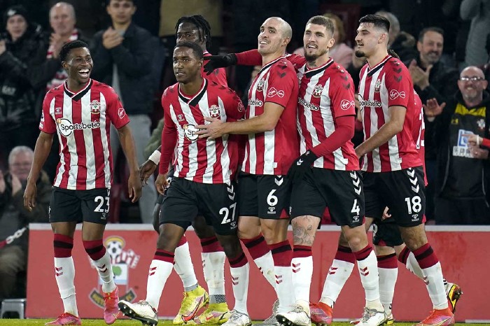 Southampton celebrate after scoring against Brentford