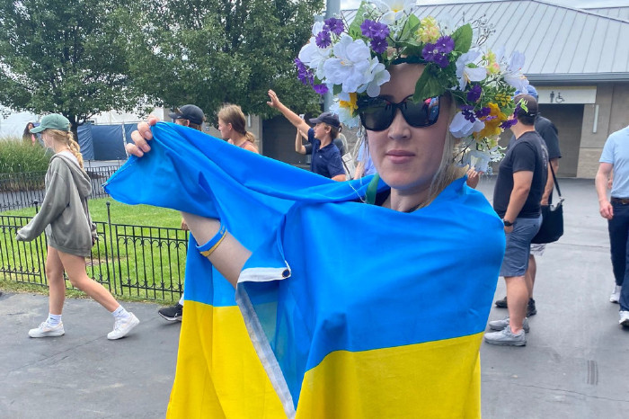 Tennis fan wearing Ukrainian flag in Cincinnati