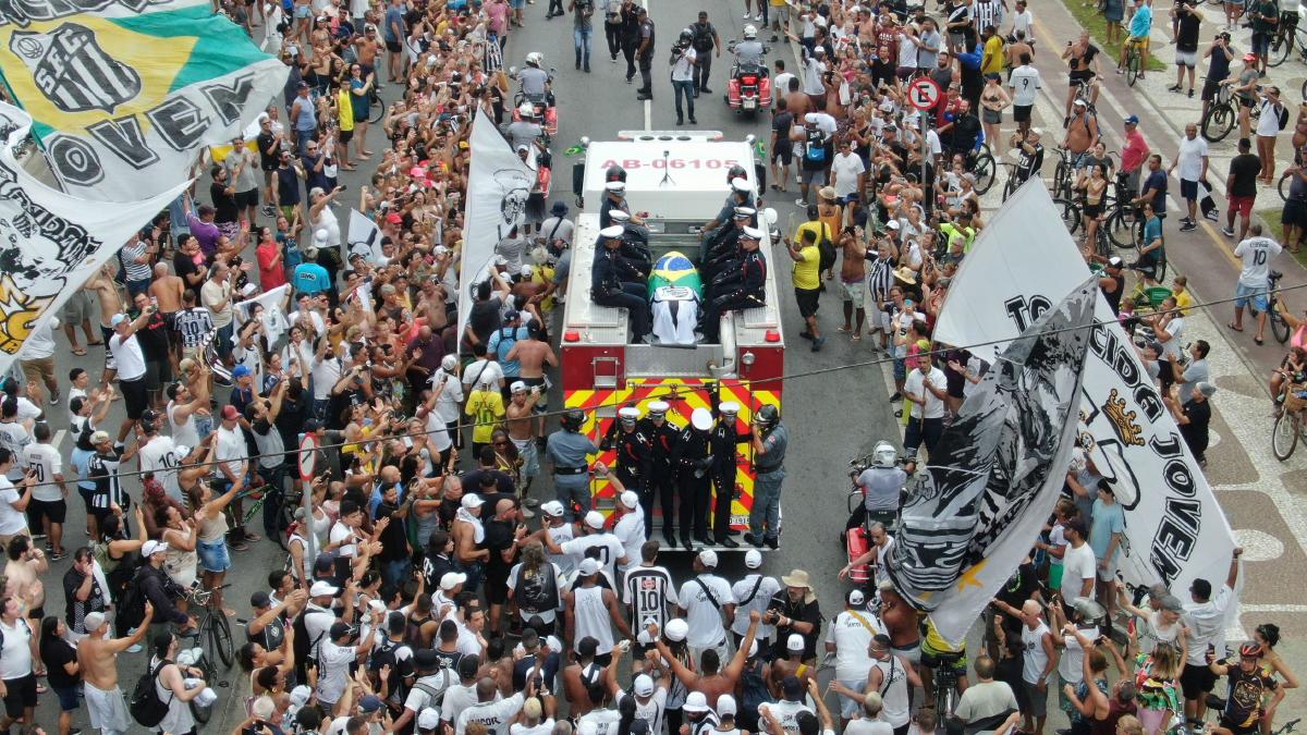 Pele laid to rest as thousands gather to pay respects