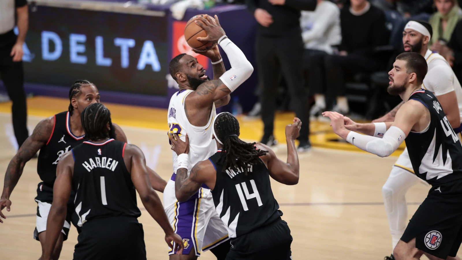 Lakers Clippers tips and picks No James, no party as Clips run wild