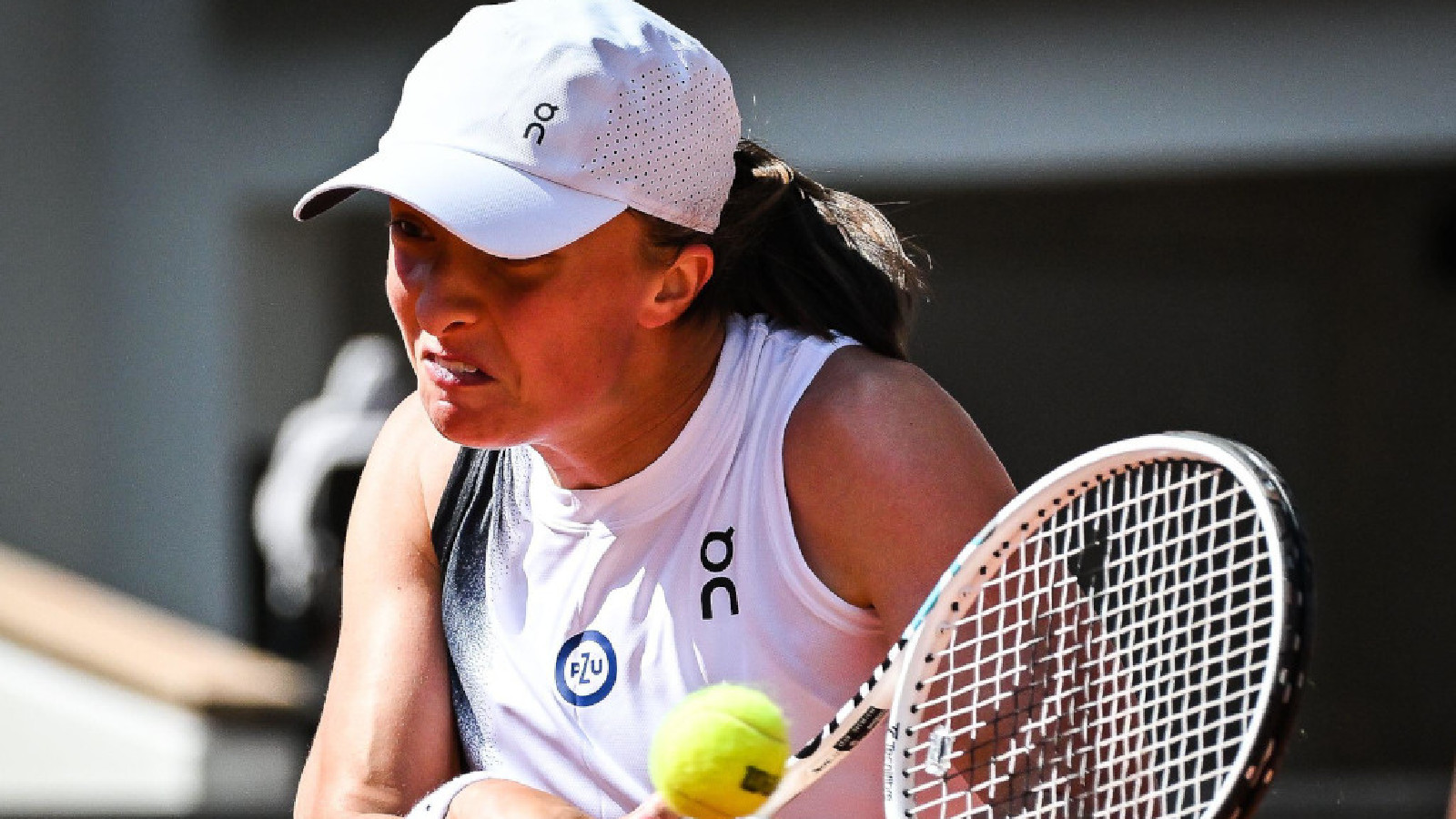 French Open: Top seed Iga Swiatek and Coco Gauff reach fourth round at Roland Garros
