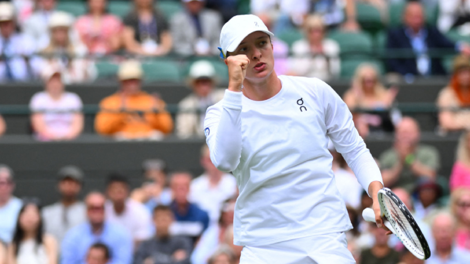 Iga Swiatek survives scare against Belinda Bencic to reach Wimbledon