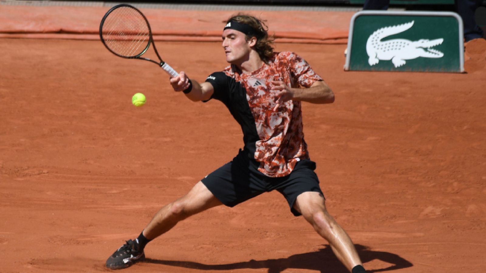 Stefanos Tsitsipas through to the second round of the French Open