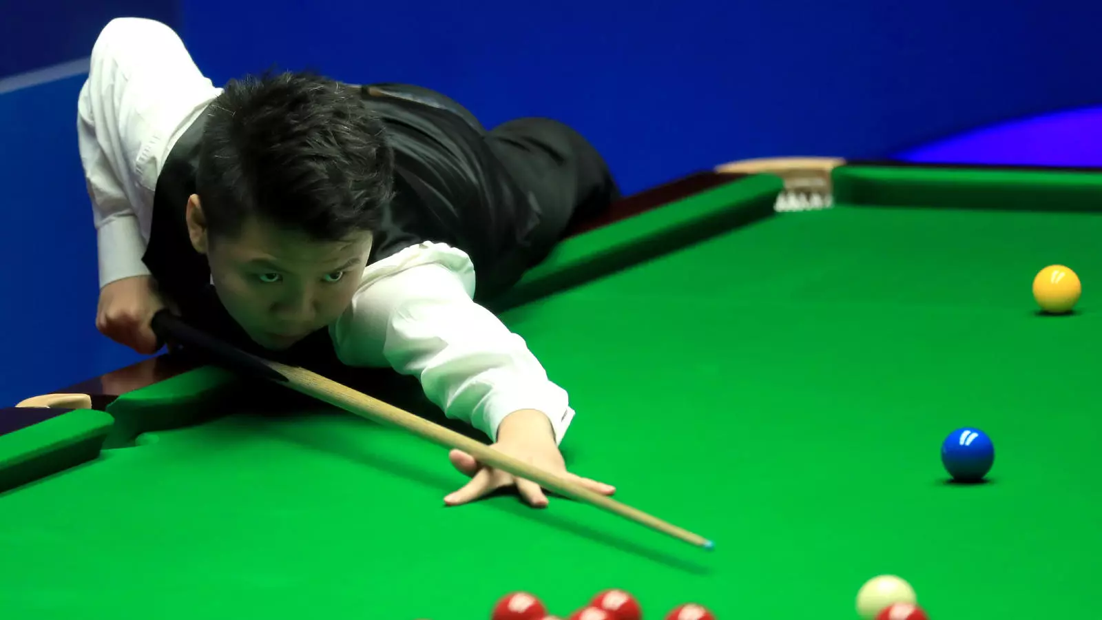 Ding Junhui overcomes bizarre penalty to beat Ma Hailong at the English Open