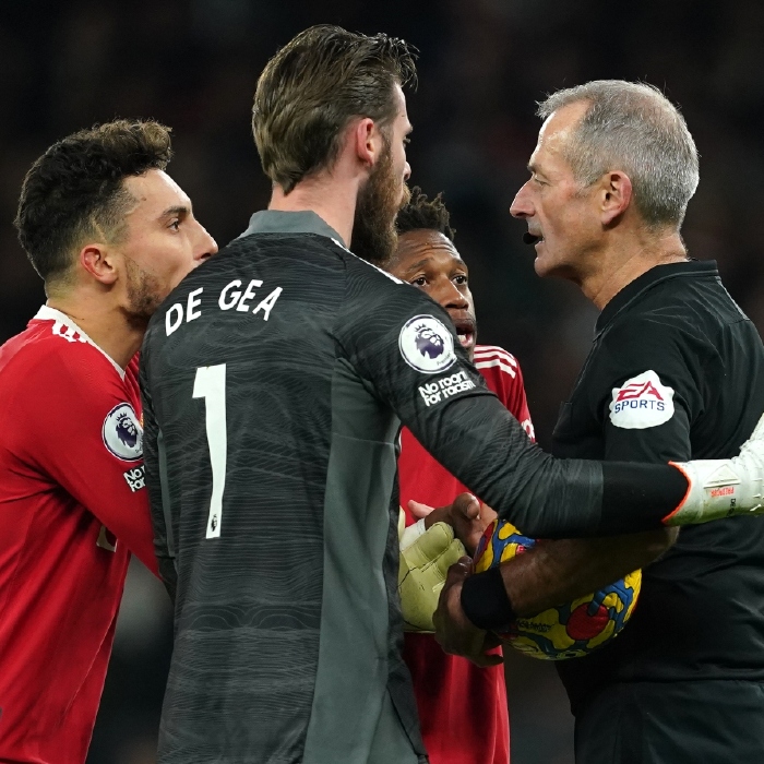 David de Gea leads the protests to Martin Atkinson following Emile Smith Rowe's Arsenal opener
