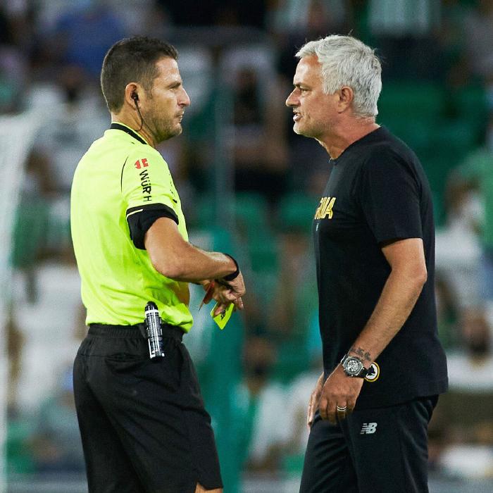 Roma boss Jose Mourinho confronts referee Jorge Figueroa